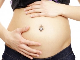 Tetování a piercing v těhotenství: Co byste měla vědět?
